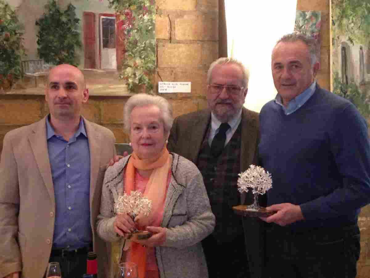 La Asociación de Vecinos 'Los Andes' reconoce la aportación del Real Betis al barrio de Heliópolis 