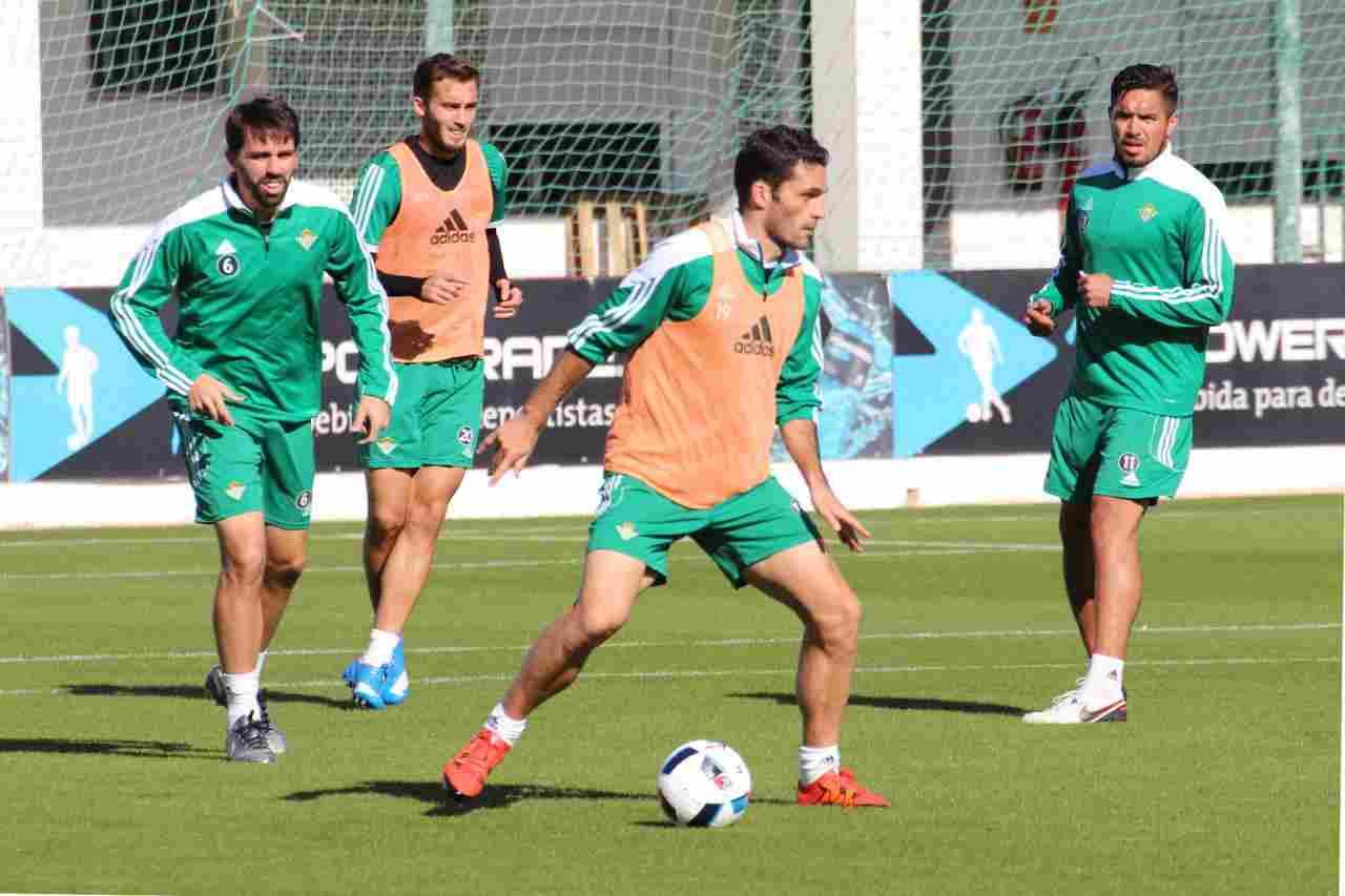 La plantilla bética se entrena en la Ciudad Deportiva Luis del Sol tras la victoria contra el Levante UD 