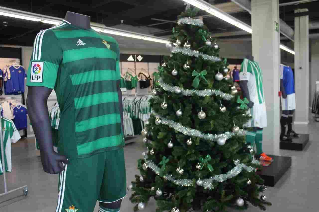 ¡Papá Noel verdiblanco te espera estos días en la Tienda Oficial Adidas! ¡Consigue tu gorro!