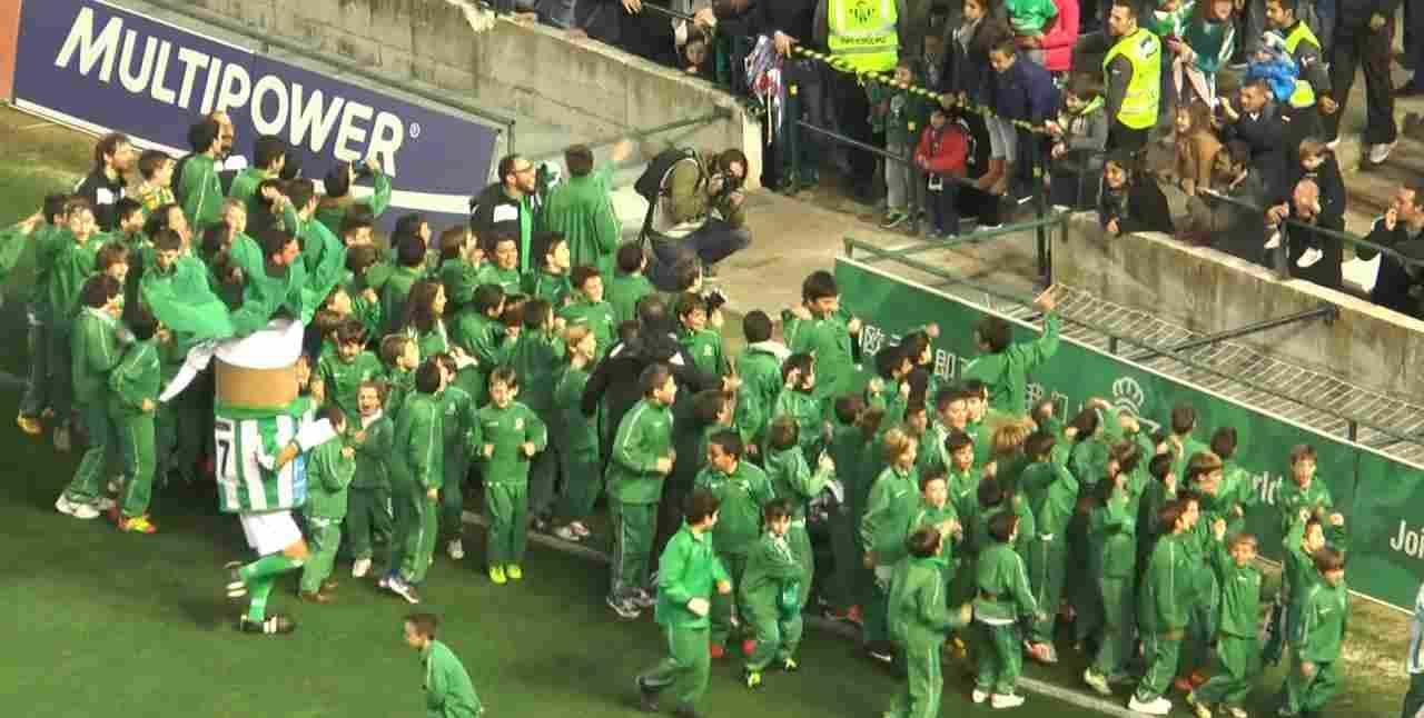 Los niños de la Escuela de Fútbol de la Fundación RBB recibieron el aplauso de la grada