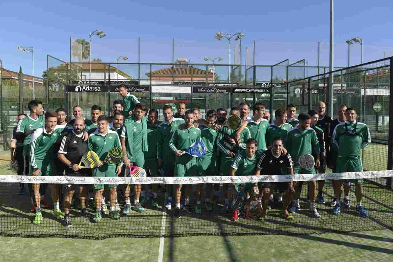 Divertida jornada de pádel para la plantilla bética en el Club Bernier de Gelves