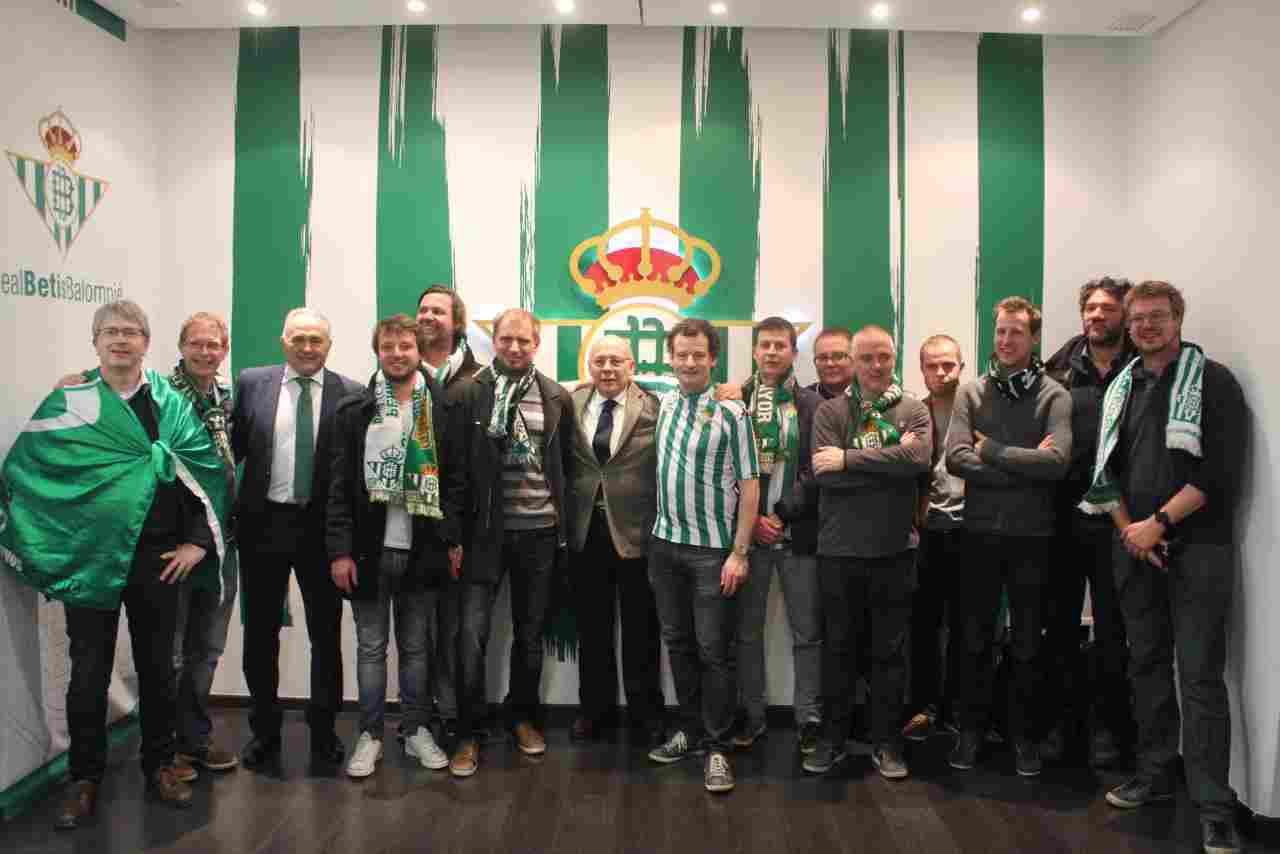 El Real Betis recibe la visita de la Peña Bética de Brujas