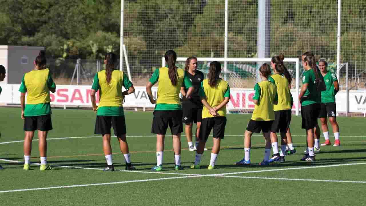 Circuito físico y trabajo táctico en una nueva sesión de entrenamiento
