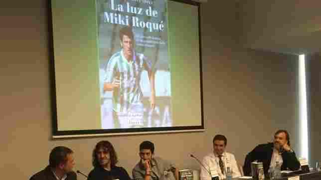 Carles Puyol, durante la presentación en Barcelona del libro ‘La luz de Miki Roqué’: “El me ayudó más a mí que yo a él”