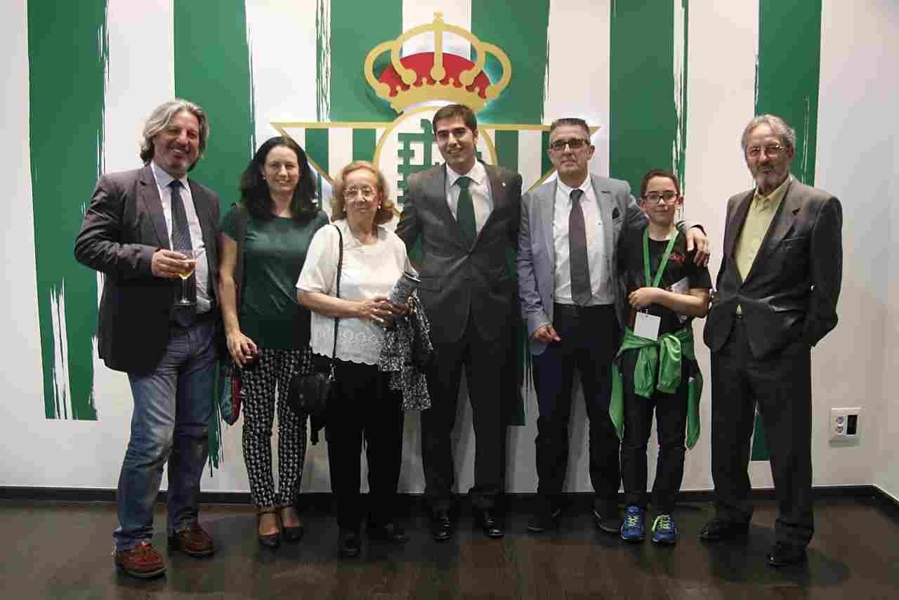 Reconocimiento a la familia de Pepe Valera en el palco del Estadio Benito Villamarín