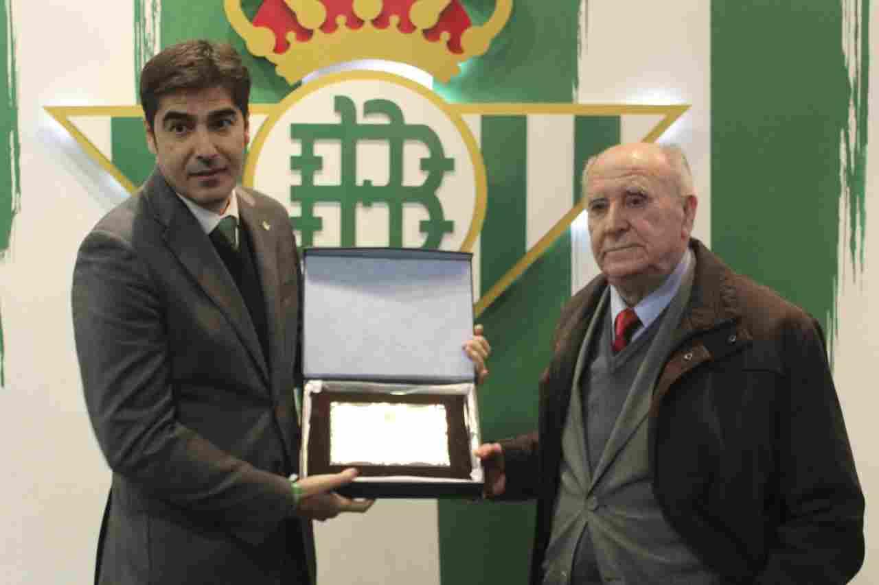Manuel Regatero y la Peña Bética Zafra Verdiblanca recibieron el reconocimiento del Real Betis