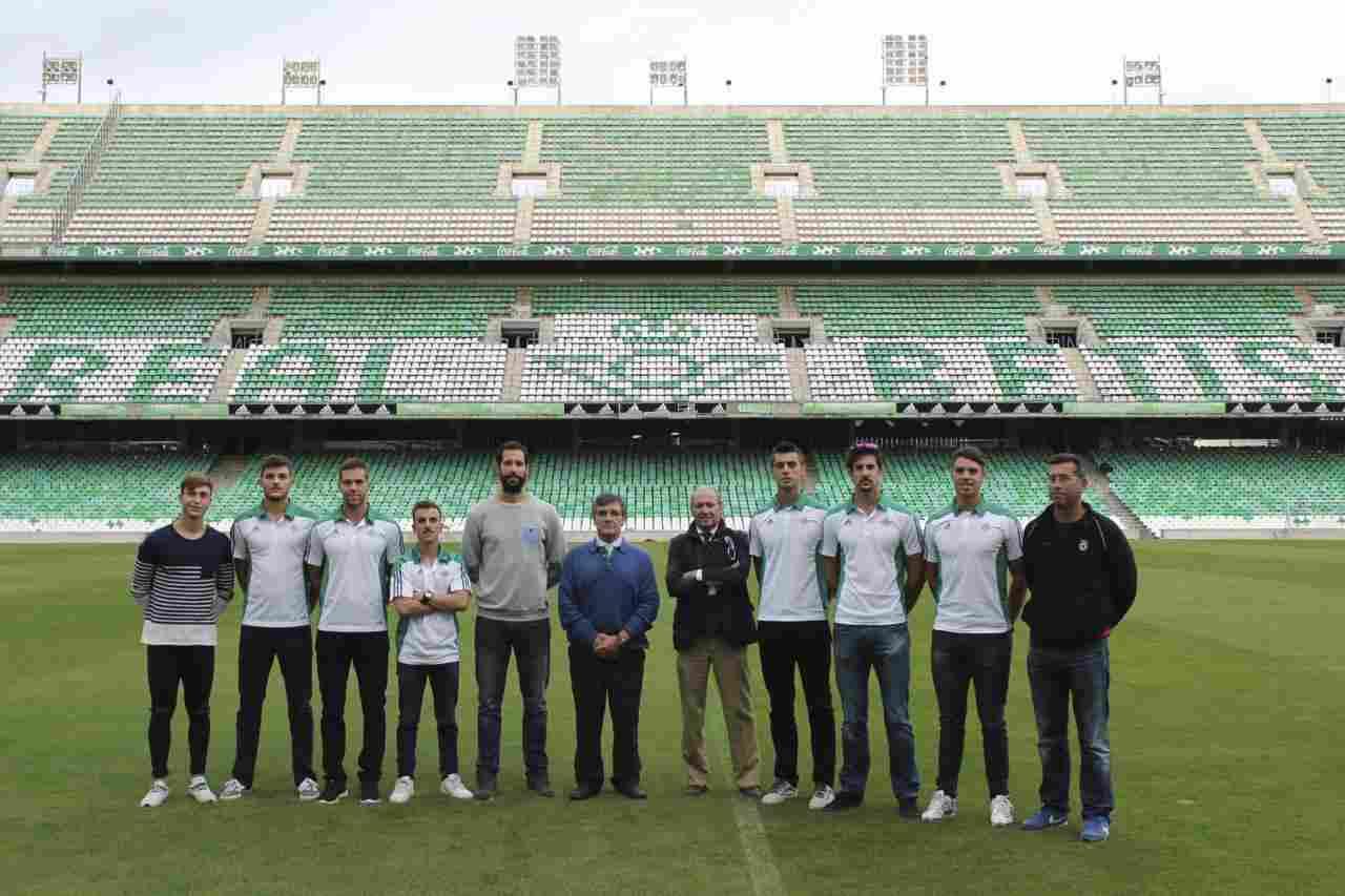 El Real Betis recibe a su equipo de remo en el Estadio Benito Villamarín