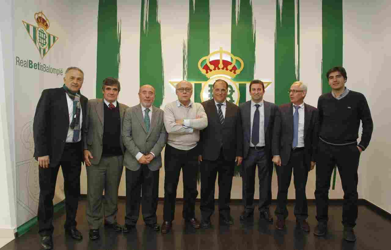 Visita institucional del presidente de la LFP, Javier Tebas, al Real Betis Balompié