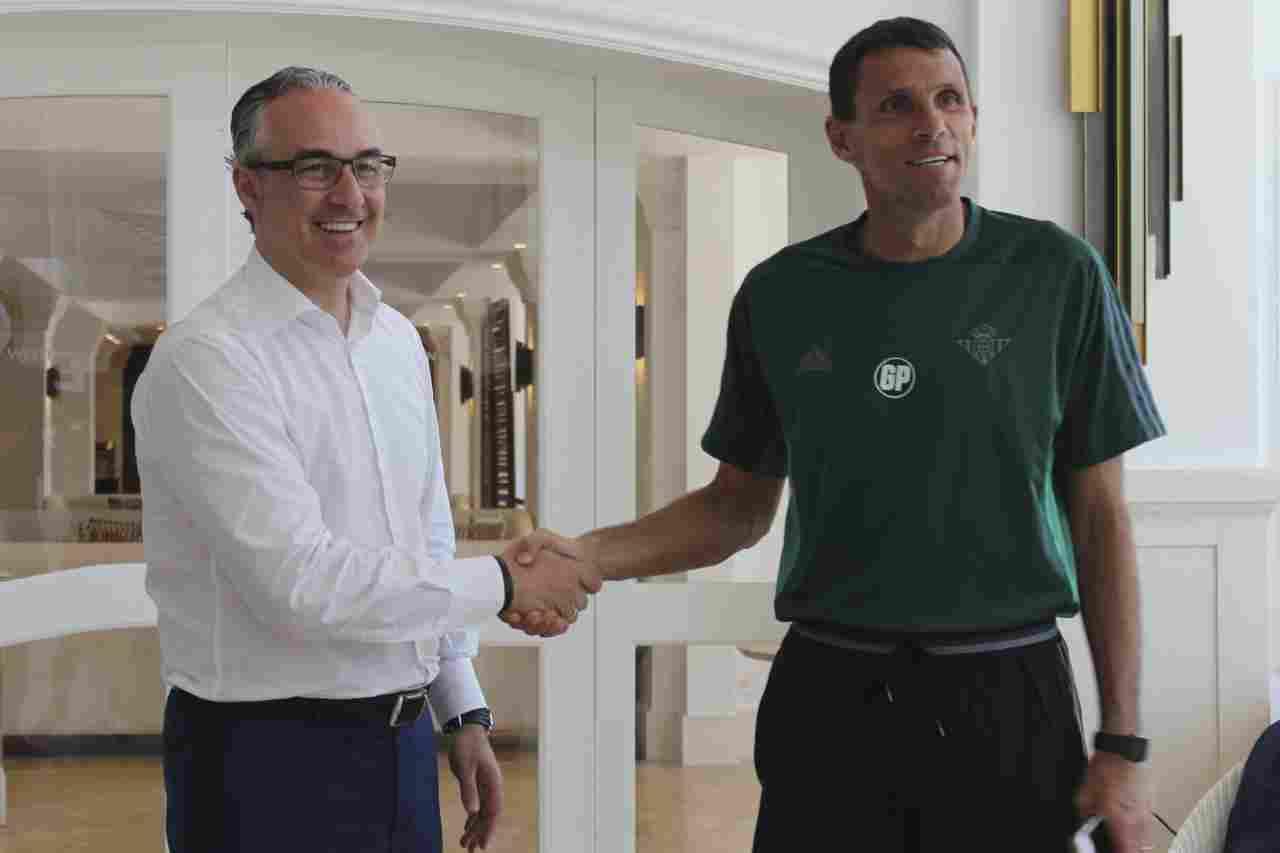Visita de Miguel Torrecilla a la concentración del Betis en Marbella