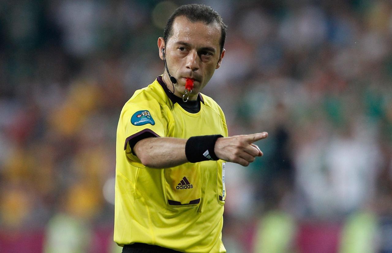 El colegiado turco Cüneyt Çakir dirigirá el Sevilla FC-Real Betis
